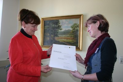 Augustusburgs Bürgermeisterin evelyn Jugelt (cdu) und Fremdenverkehrschefin Sabine May (r.) haben es nun schwarz auf weiß: Augustusburg ist staatlich anerkannter Erholungsort.  Foto: Verena Toth