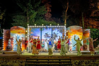 Karibisches Flair im Erzgebirge: Das Winterstein-Theater und sein Ensemble unternehmen mit "Santa Maria" in den Greifensteinen einen redlichen Versuch, beides auf sinnfällige Weise zu kombinieren. 