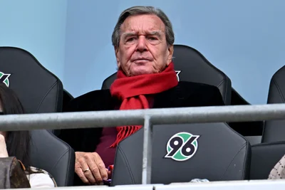 Ex-Kanzler und 96-Fan Gerhard Schröder im Stadion von Hannover.