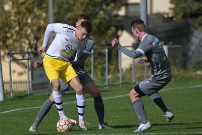 Felix Teubert (l.), der hier den Ball gegen Neudorfs Erik Kaufmann verteidigt, setzte beim 4:1-Sieg des ESV Zschorlau den Schlusspunkt.
