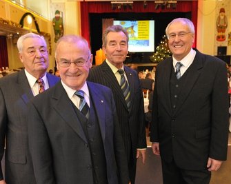 Die Wohnungsgenossenschaft Freiberg ehrte am Mittwoch neben ihrem scheidenden Vorstandschef Jürgen Bellmann auch ihre einstigen Aufsichtsräte Klaus Hoffmann, Gottfried Jäckel und Konrad Reichelt (v. r.).