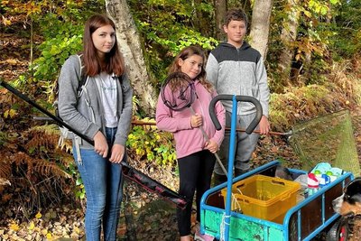 Noah Torresi, seine Schwester Emilia (Mitte) und Freundin Liliana Biegerl-Lewis haben am Floßgraben rund 70 Bachforellen vor dem sicheren Tod bewahrt. 
