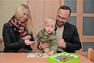 Im Bild Judy Goldammer und Benjamin Brei mit ihrem Sohn Matteo, der die Kindertagesstätte Wirbelwind in Niederdorf besucht. 