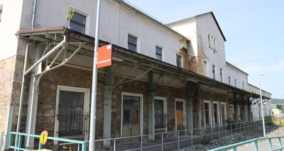 Die Gebäudesubstanz des Bahnhofs in Schwarzenberg hat über die Jahre arg gelitten. Der Hausschwamm ist schon von außen sichtbar.