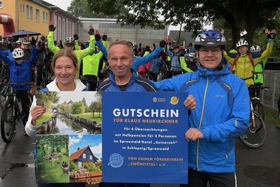 Am Sonntag ist Klaus Neukirchner (Mitte) als Streckenchef verabschiedet worden. Links Uta Wießner, die Vorsitzende des Fördervereins Zwönitztal, rechts der Zwönitzer Bürgermeister Wolfgang Triebert.
