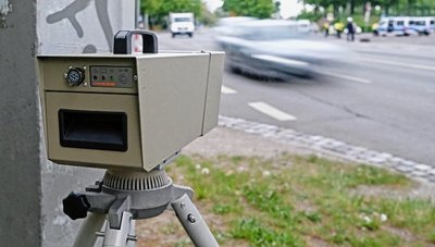Ein mobiler Blitzer: Geht es nach der Stadtverwaltung Oelsnitz, dann soll bald wieder ein Gerät in der Stadt und den Kommunen der Verwaltungsgemeinschaft im Einsatz sein. 