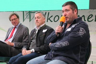 Jan Wunderlich (rechts) fordert höhere Flächenprämien für Bio-Landwirte, Landwirtschaftsminister Georg von Breitenbuch (links) und Michael Sachse vom Forstunternehmerverband diskutieren mit.
