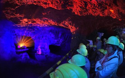 Die berühmten Zinnkammern im Besucherbergwerk Pöhla, Teil eines ehemaligen Uran- und Zinnbergwerks, in fantastischem Glanz: Zahlreiche Besucher erlebten dort auch Sonderführungen, die durch dreidimensionale Laser-Shows und eindrucksvolle Lichtprojektionen in den einstigen Abbauhallen unvergesslich wurden.