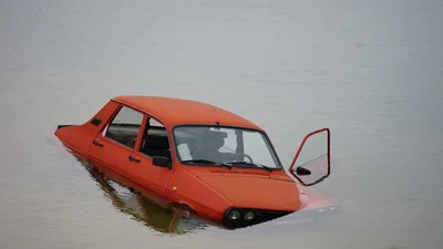 Ein Dacia ist in den Scheibe-See Hoyerswerda gefahren.