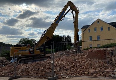 Viel war zu Wochenbeginn nicht mehr übrig von dem Klinkerbau in der Hohndorfer Hauptstraße 46. 