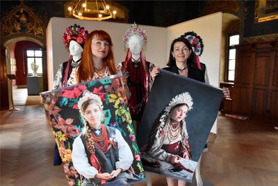 Olena Pochtaryova (li.) und Olena Afanasenko bauen im Museum Burg Mylau die Sonderausstellung „Verschwindende Schönheit“ mit ukrainischen Brautkronen auf.