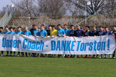 Die Entlassung mehrerer langjähriger Trainer im Nachwuchsleistungszentrum des Chemnitzer FC hatte im vergangenen Jahr für Verwunderung und Ärger geführt. Unter anderem solidarisierten sich die U-19-Spieler mit diesem Plakat mit ihrem entlassenen Trainer Torsten Wappler.