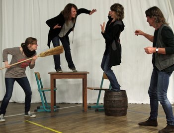 Katrin Schubert, Melanie Keilig, Martina Reichel und Christian Keilig (von links) vom Projekttheater Lengefeld während einer Probe.