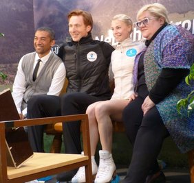 Zufrieden mit dem gelungenen Saisonauftakt: Robin Szolkowy bei der 49. Nebelhorn-Trophy in Oberstdorf mit dem Siegerpaar Jewgenija Tarassowa/Wladimir Morosow und Cheftrainerin Nina Moser (v. l.).