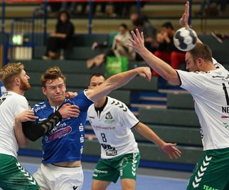 Linkshänder Vojta Kozubik lässt sich von der Abwehrriege der Dachse nicht bremsen. Mit neun Toren gelangen dem Auer die meisten Treffer für das Juniorteam des EHV, das die HSG Freiberg mit 35:30 bezwang. 