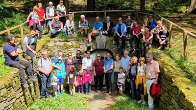Ein großer Teil der Wandergruppe am Besucherbergwerk Andreas-Gegentrum-Stolln.