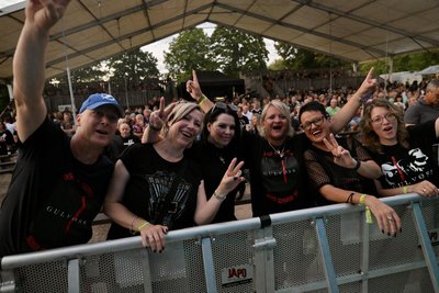 Besucher von Rock am Teich haben die Musiker auf der Bühne gefeiert.