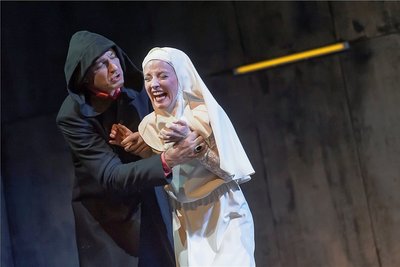 Andreas Torwesten als verkleideter Herzog und Julia Hell als verzweifelte Novizin Isabella in "Maß für Maß". Das Shakespeare-Stück hatte am Samstag am Theater Plauen Premiere. 