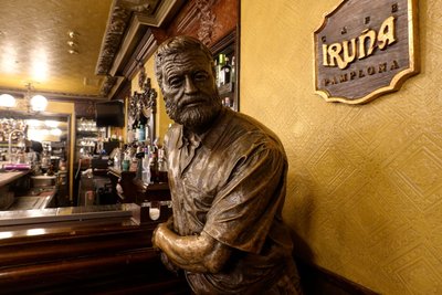Als Figur allgegenwärtig: Hemingway-Bronze am Tresen des "Café Iruña".