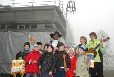 
              <p class="artikelinhalt">Die nächsten Schulanfänger aus dem Kinderhaus Sonnenschein gestalteten ein Programm. Das freute auch Zimmerergeselle Marco Paditz, der den Richtspruch verlesen hatte.</p>
            