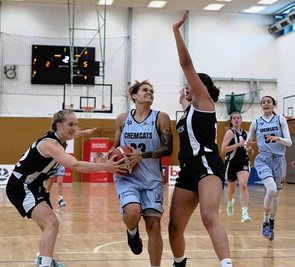 Die Basketballerinnen der Chemcats um Neuzugang Myah Taylor (am Ball) haben ein Doppelprogramm in Liga und Pokal vor sich. 