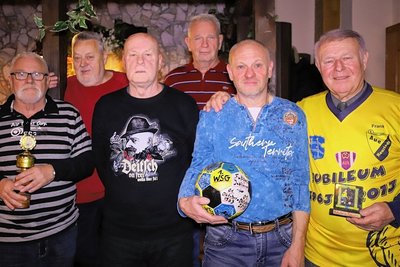 Fußballspieler der ehemaligen Wohnsportgemeinschaft: Klaus Safranek, Hans-Joachim Laske, Manfred Wunsch, Rolf Skorzus, Steffen Safranek und Frank Riedel (von links). Sie haben sich zur Weihnachtsfeier getroffen und Erinnerungsstücke mitgebracht. 