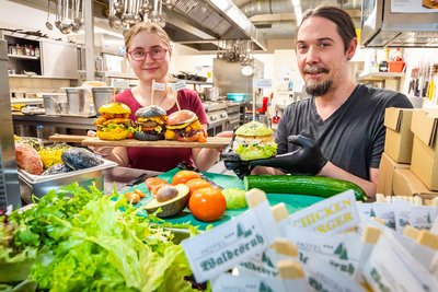 Bunte Auswahl: Koch Miroslav Autersky und die Auszubildende Sindy Schubert beim Burgerbauen in der Küche des Hotels Waldesruh in Lengefeld.