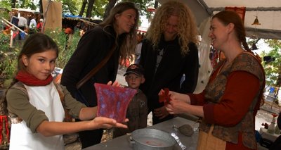 
              <p class="artikelinhalt">Chris Wardezki (rechts) aus Plauen war mit Ihrer mobilen Filzwerkstatt auf der Burg Mylau. Jenny Brückner, Daniel und Jonas Hildesheim aus Reichenbach lassen sich von ihr die Filzverarbeitung erklären. Anna Schottstedt aus Crimmitschau (links) hat schon eine eigene Filzgeldbörse hergestellt. </p>
            