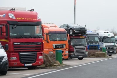 Auf einem Parkplatz "Rossauer Wald" an der A 4 haben Unbekannte die Plane eines LKW aufgeschlitzt und hochwertige Fahrradteile entwendet. (Symbolbild) 