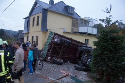 Das Gespann kam von der Leukersdorfer Straße ab und beschädigte zwei Grundstückstore und -zäune. Verletzt wurde niemand.