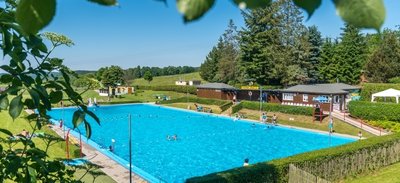 Das Freibad in Lengefeld bleibt ein Dauerthema. Zunächst soll alles dafür getan werden, dass die Freizeiteinrichtung auch 2023 wieder öffnen kann. Doch kleinere Reparaturen lösen nicht das eigentliche Problem. 