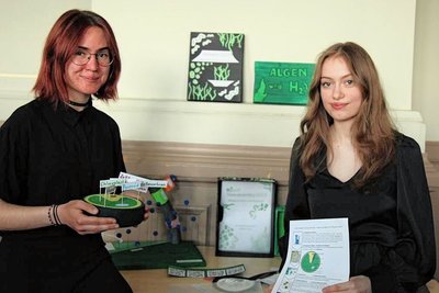 Jette Pippig (links) und Julia Marie Rudert haben Lernmaterialien zum Thema Wasserstoffgewinnung durch Algen erstellt.