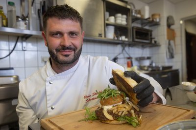 Sebastian Feller experimentiert bereits seit zehn Jahren mit Burgern. Im Rodeo-Steakhaus in Cranzahl sind sie fester Bestandteil des kulinarischen Angebotes.