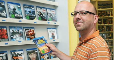 Bei Regenwetter kommen mehr Kunden: Jörg Schendel von der Video World Meerane ist zumindest nicht böse, wenn es regnet.