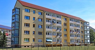 Die Wohnungen im Herderweg 14 bis 18 in Werdau haben jetzt alle Balkone. An der Pestalozzistraße 76 bis 80 wird derzeit noch gebaut.