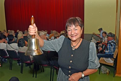 Mit Saalglocke ausgerüstet gab Annemie Engelmann die Start- und Pausenzeichen, war zudem die Mundartsachverständige.