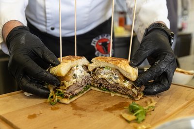 Der „Big Stinky“: Das deftige Rezept eines Kumpels hat sich bei einer Umfrage unter den Gästen durchgesetzt und behauptet sich bis heute auf der Speisekarte.