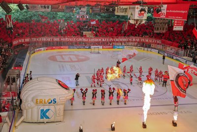 Tolle Choreografie vor dem ersten Bully: So sah es am Sonntag in der Attacke- und der Heine-Kurve aus.