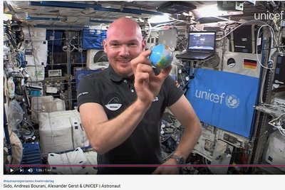 Setzt sich für eine friedlichere Welt ein: Alexander Gerst in der Raumstation ISS in einer Szene des neuen Musikvideos.