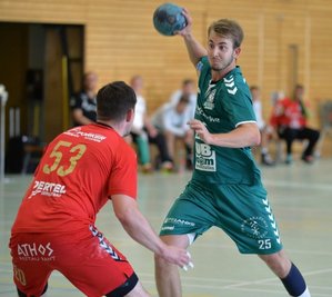 Endlich wieder auf Torejagd: Die HSG-Handballer um Matej Harvan bestritten am Dienstagabend ihr erstes Spiel seit mehr als zehn Monaten und besiegten dabei die SG Pirna/Heidenau mit 34:26. 