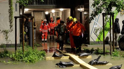 In Lindau am Bodensee standen bereits am Freitag Wohnhäuser unter Wasser. Ein Mehrfamilienhaus musste vom Technischen Hilfswerk evakuiert werden, nachdem das Wasser die Heizungsräume überflutete und damit weder Strom noch Wasser mehr funktionierten.