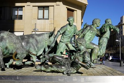 Bronzemonument in der City von Pamplona: Das Stiertreiben während der Fiesta.