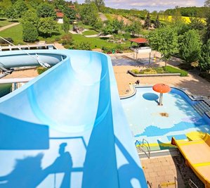 In Mannichswalde steht die längste Wasserrutsche Westsachsens. Stolze 100 Meter misst das Ungetüm. Am Beckenrand sind die Schwimmmeister mit der Grundreinigung beschäftigt.