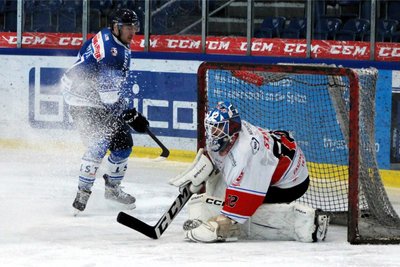 Heiß her geht es zwischen Schönheide und Chemnitz immer. In dieser Szene hat Wölfe-Keeper Nico Stark den Puck fest im Griff.