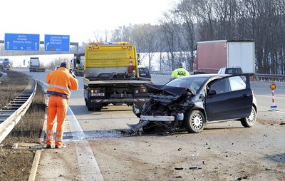 Kurz vor der Abfahrt Chemnitz Mitte kam ein Fahrer von der Spur ab und fuhr in die Mittelleitplanke.