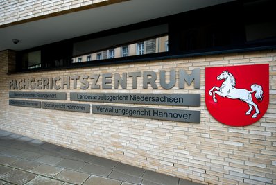 Das Landesarbeitsgericht musste entscheiden, ob VW zwei Managern Schadenersatz und Schmerzensgeld zahlen muss. (Archivbild)
