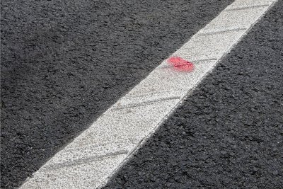 Eine spezielle Markierung soll Autofahrer darauf aufmerksam machen, dass sie ihre Fahrbahn verlassen. 
