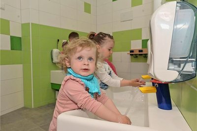 Im Bild Leoni Roob (vorn) und Cassady Hauser an den neuen Waschbecken. 