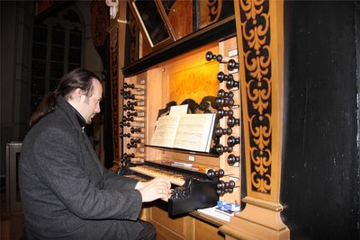Matthias Grünert an der Orgel der Bergkirche Schleiz. Auch dort spielt er am Sonntag.