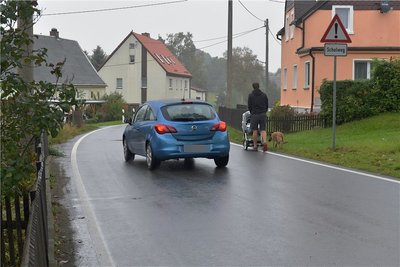 An der neu gebauten Ortsdurchfahrt von Helbigsdorf fehlt ein Fußweg. 